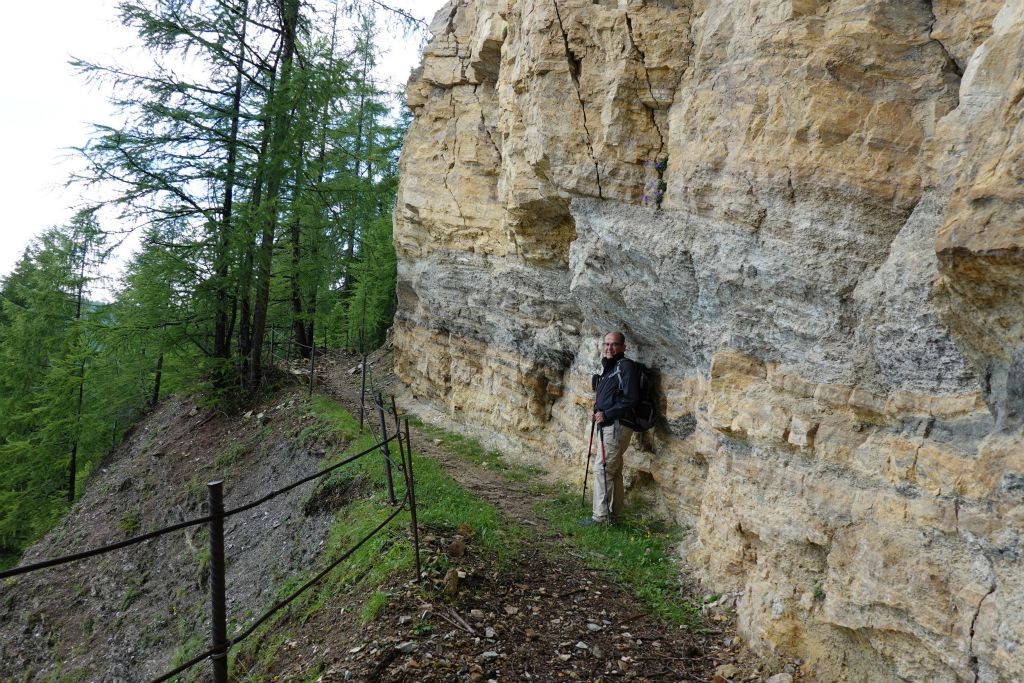 En fait le chemin était fermé . On "rase les murs"  au cas où des pierres voudraient se décrocher